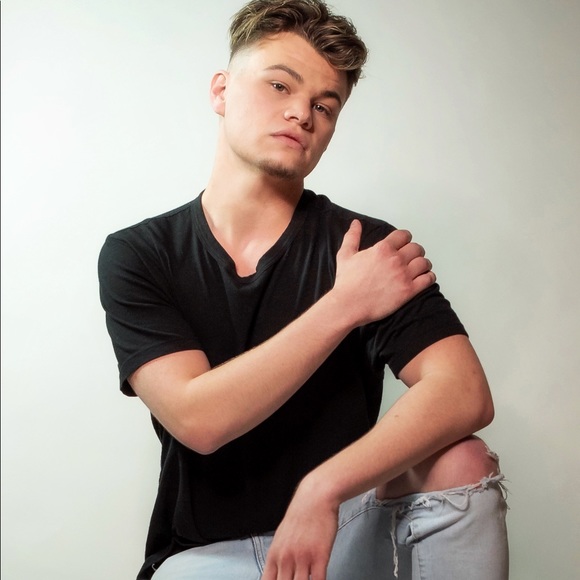 welcome to my closet - Picture 2 of 7